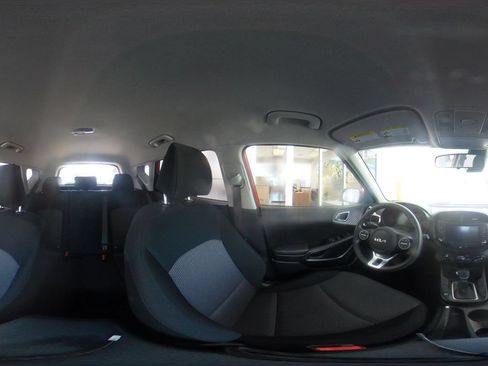 Used 2025 Kia Soul LX w/ LX Technology Package FWD image 40