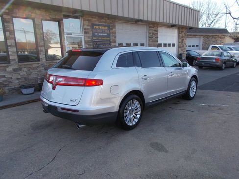 Used 2012 Lincoln MKT FWD image 3