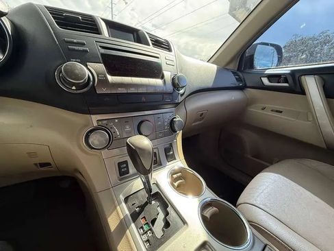 Used 2012 Toyota Highlander SE w/ Tow Pkg FWD image 12