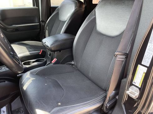 Used 2017 Jeep Wrangler Unlimited Sahara AWD/4WD image 11
