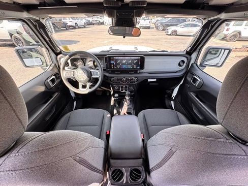 Used 2025 Jeep Wrangler Unlimited Sahara AWD/4WD image 24