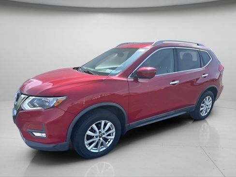 Used 2017 Nissan Rogue SV image 2