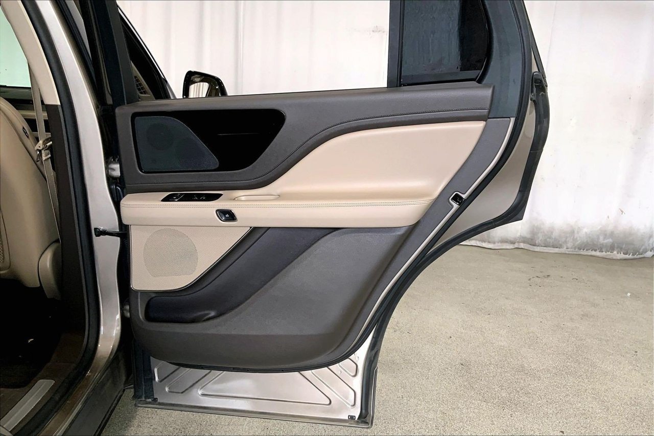 Used 2021 Lincoln Aviator 2WD image 23