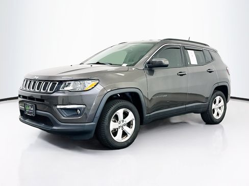 Used 2018 Jeep Compass Latitude w/ Popular Equipment Group AWD/4WD image 3