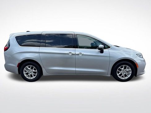 Used 2023 Chrysler Pacifica Touring-L FWD image 7