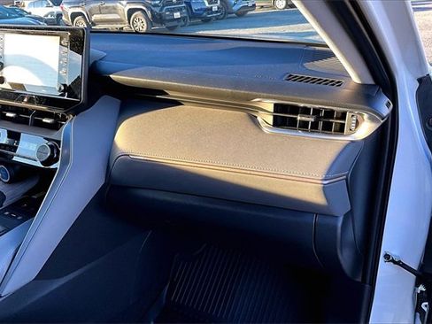 Used 2022 Toyota Venza XLE image 23