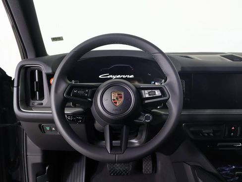 Certified 2025 Porsche Cayenne image 10