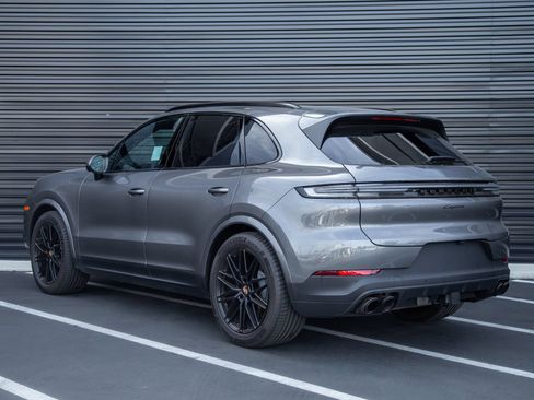 Certified 2026 Porsche Cayenne AWD/4WD image 3