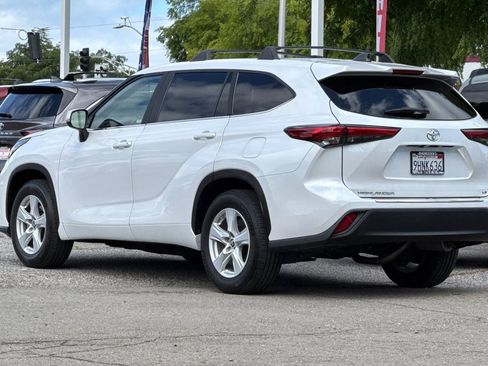 Used 2023 Toyota Highlander LE FWD image 5
