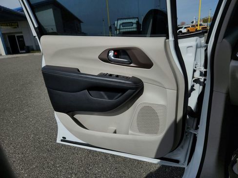 Used 2022 Chrysler Voyager LX FWD image 17