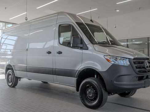 Used 2025 Mercedes-Benz Sprinter 2500 image 12