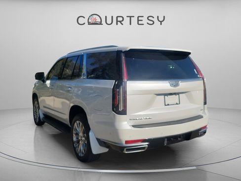 Used 2021 Cadillac Escalade Premium Luxury image 2