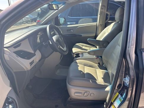 Used 2017 Toyota Sienna XLE image 13
