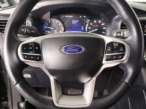 Used 2023 Ford Explorer XLT AWD/4WD image 3
