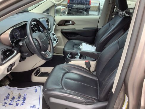 Used 2017 Chrysler Pacifica Touring-L FWD image 10