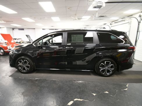 Used 2025 Toyota Sienna Platinum AWD/4WD image 5