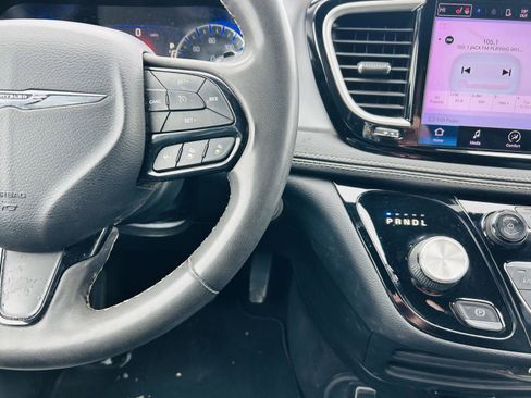 Used 2023 Chrysler Pacifica Touring-L w/ S Appearance Package image 18