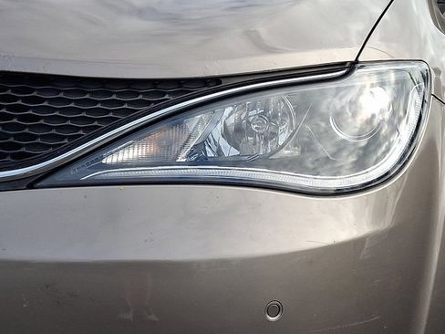 Used 2017 Chrysler Pacifica Touring-L Plus w/ Advanced Safetytec Group FWD image 8