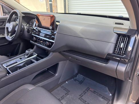 Used 2023 Nissan Pathfinder SV FWD image 13