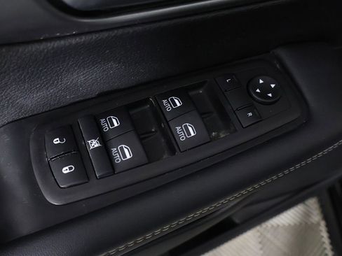 Used 2025 Chrysler Pacifica Select image 43