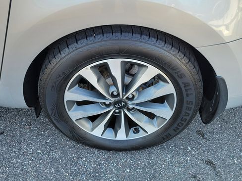 Used 2015 Kia Sedona SX image 42