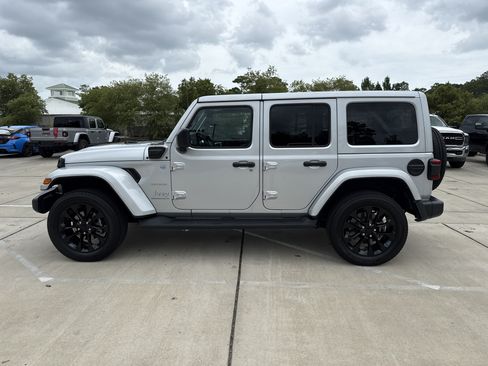 Used 2023 Jeep Wrangler Unlimited Sahara w/ Cold Weather Group AWD/4WD image 6
