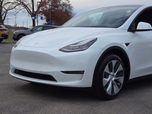 Used 2022 Tesla Model Y Long Range image 2