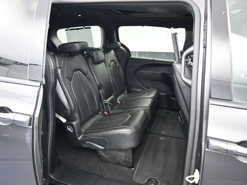 Used 2020 Chrysler Pacifica Touring-L image 54