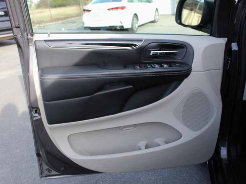 Used 2017 Dodge Grand Caravan SXT image 11