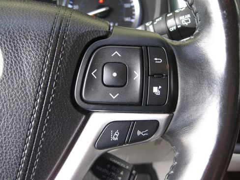 Used 2017 Toyota Highlander XLE AWD/4WD image 16