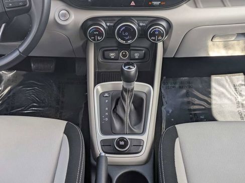 Used 2025 Hyundai Venue SEL image 19