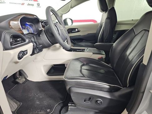 Certified 2024 Chrysler Pacifica Limited image 10