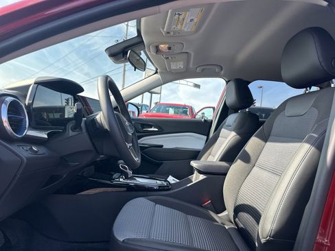 Used 2025 Chevrolet Trax LT w/ Driver Confidence Package image 12