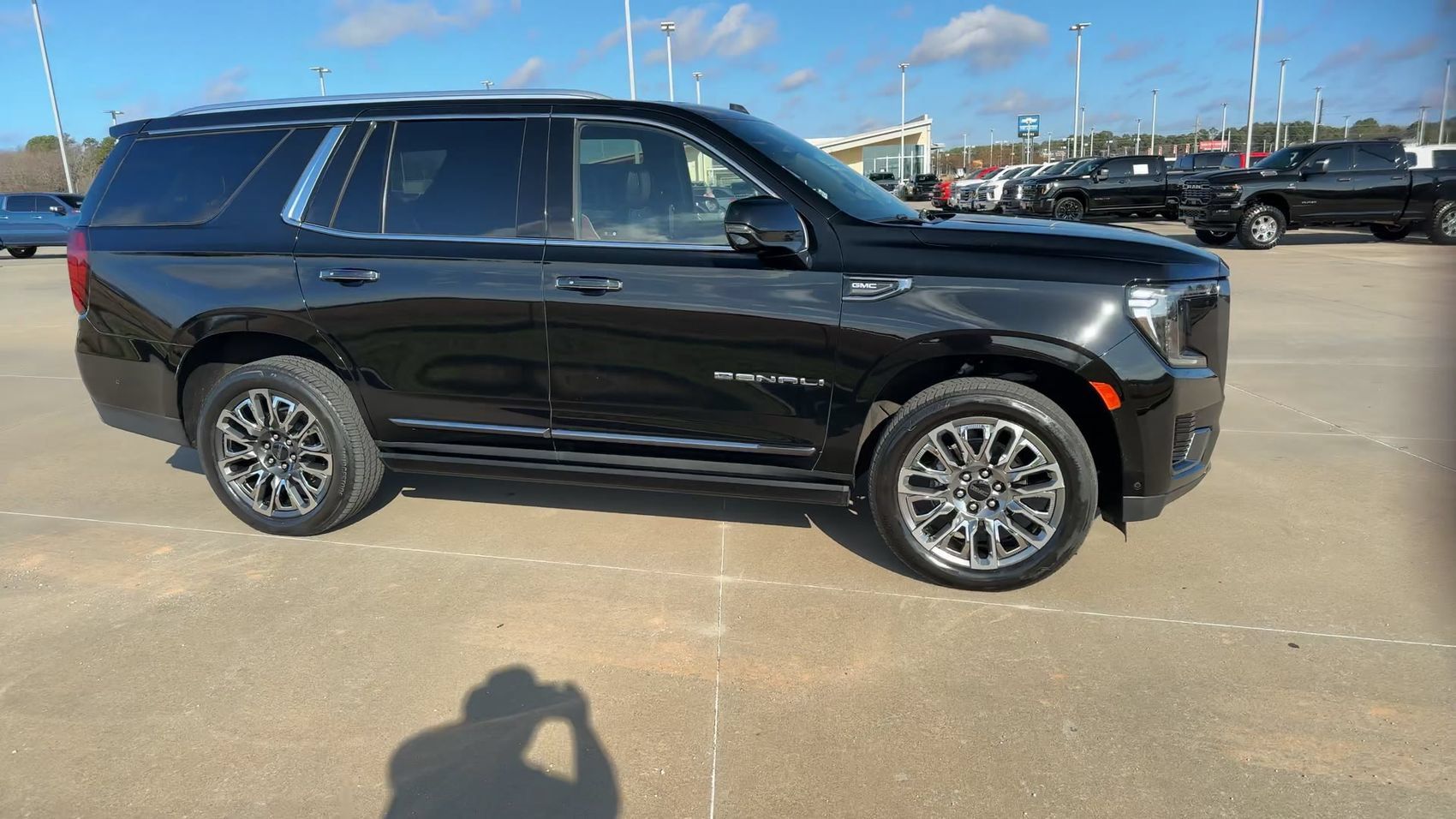 Used 2023 GMC Yukon Denali Ultimate AWD/4WD image 2