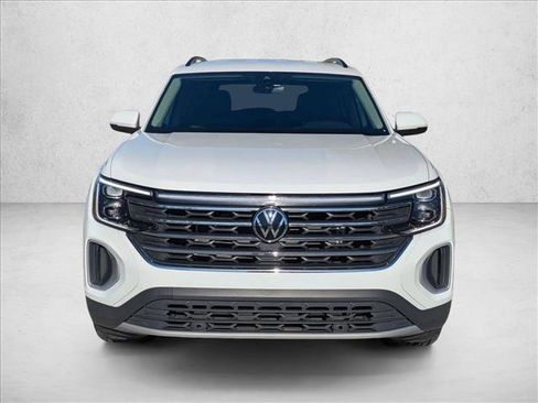 Used 2024 Volkswagen Atlas SE image 2