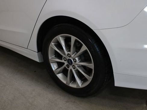 Used 2017 Ford Fusion SE w/ Fusion SE Technology Package image 28