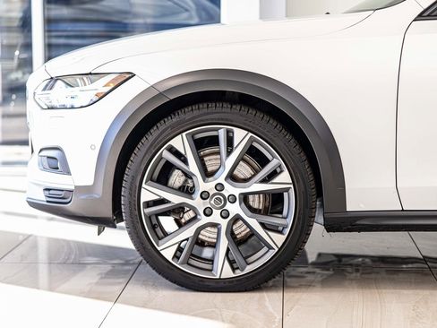 Used 2023 Volvo V90 B6 Cross Country Ultimate w/ Climate Package image 8