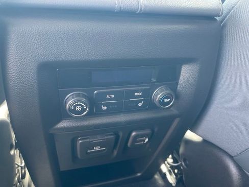 Used 2021 Chevrolet Traverse Premier FWD image 21