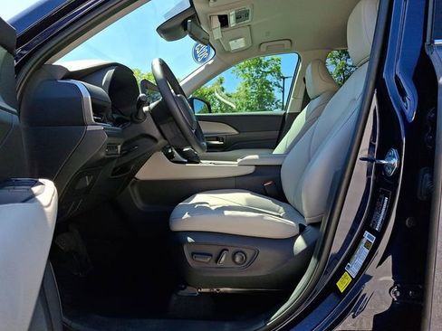 Used 2025 Toyota Grand Highlander AWD image 17