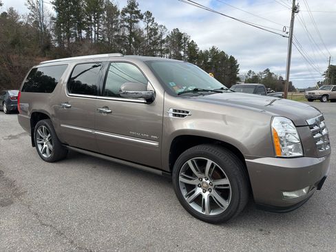 Used 2012 Cadillac Escalade ESV Luxury AWD/4WD image 3