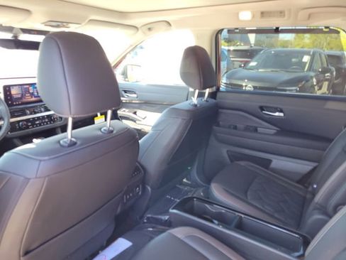 New 2026 Nissan Pathfinder Platinum image 24