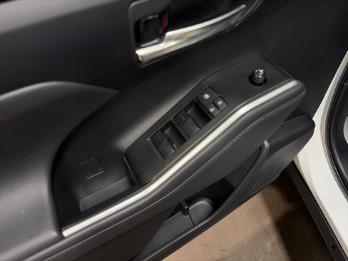 Used 2022 Toyota Highlander XLE AWD/4WD image 25