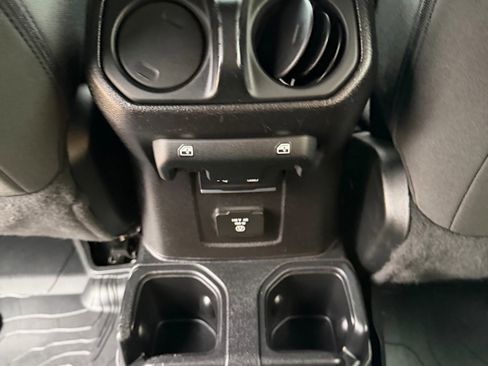 Used 2018 Jeep Wrangler Unlimited Sahara image 12