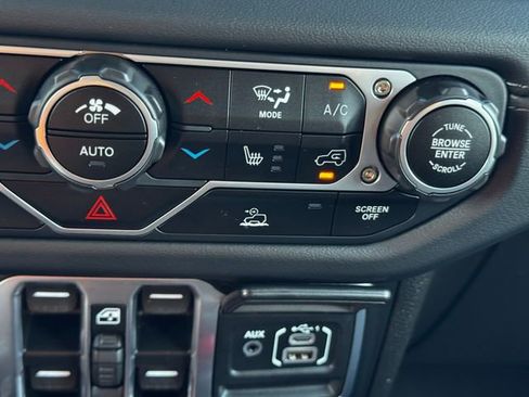 Certified 2025 Jeep Wrangler Unlimited Rubicon w/ Convenience Group AWD/4WD image 36