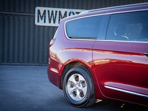 Used 2017 Chrysler Pacifica Touring-L Plus image 6