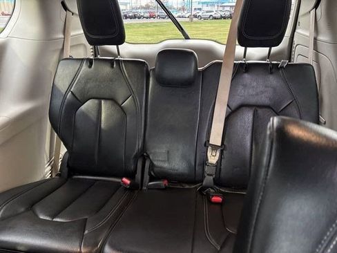 Used 2022 Chrysler Pacifica Touring-L w/ Uconnect Theater Family Group image 35