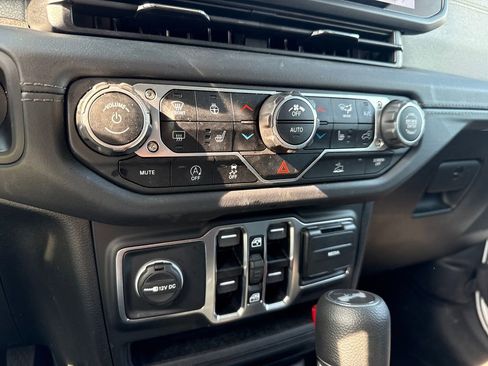 Used 2025 Jeep Wrangler Unlimited Sahara AWD/4WD image 20