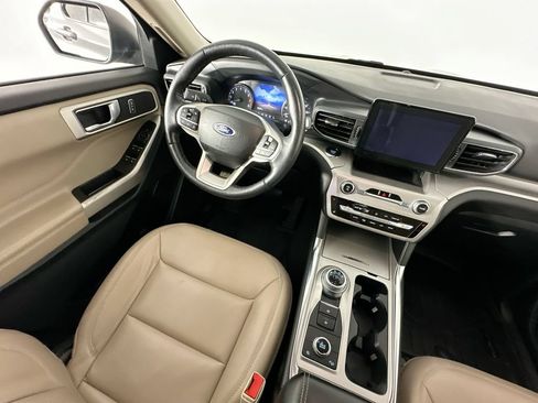 Used 2022 Ford Explorer XLT w/ Equipment Group 202A AWD/4WD image 9