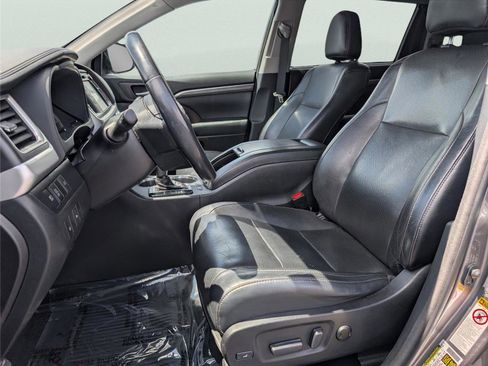 Used 2017 Toyota Highlander Limited image 11