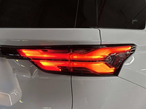 Used 2023 Chevrolet Traverse LT AWD/4WD image 11